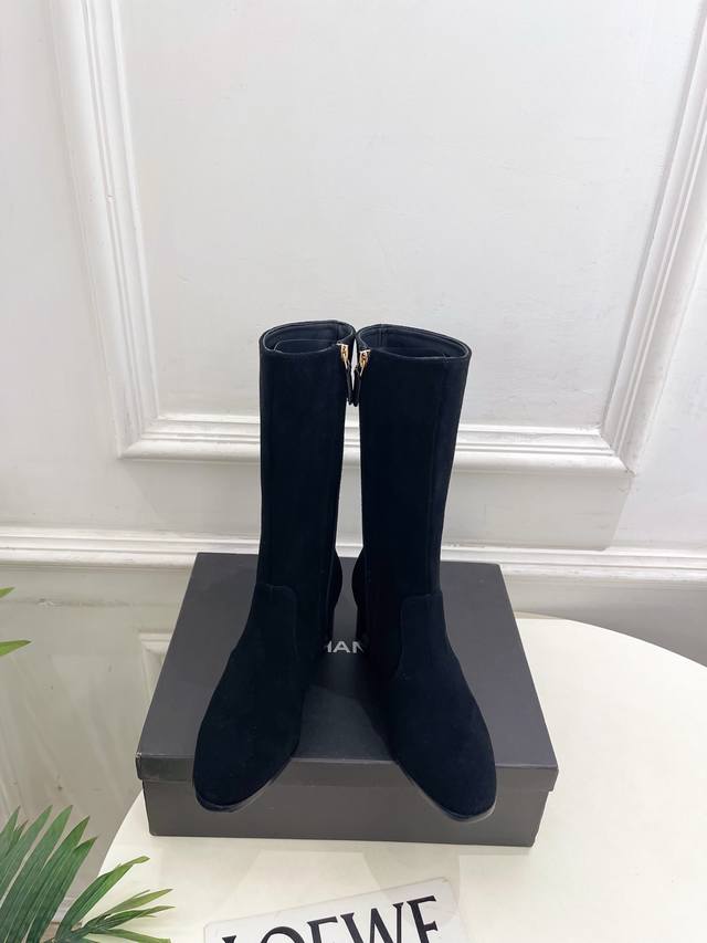 小香 25 2025 秋冬秀场新品 小香双C金属扣粗跟侧拉链短靴 系列上新 Bs时尚圈的绝绝子 搭配将演绎着细致 极简 永不褪去的经典元素 展现与众不同的穿搭风