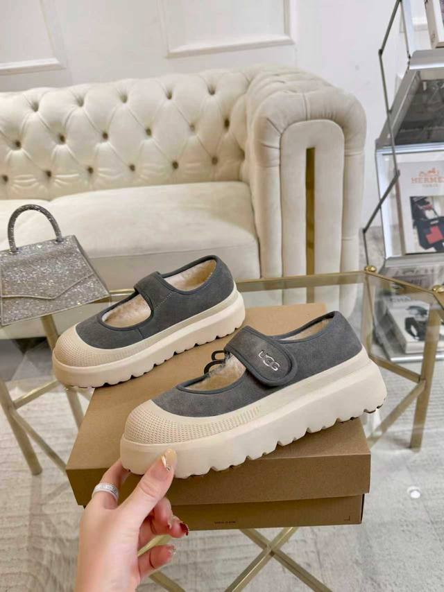 秋冬上新毛毛鞋 ~翻毛牛皮面料 ~鞋底是原版鞋底开模，不是便宜的橡胶发泡，是Modern材质，这种材质的特征是轻便、耐磨又防滑。大底有清晰的Logo压印，媲美专