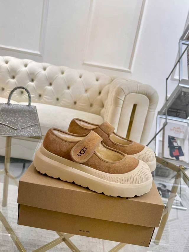 秋冬上新毛毛鞋 ~翻毛牛皮面料 ~鞋底是原版鞋底开模，不是便宜的橡胶发泡，是Modern材质，这种材质的特征是轻便、耐磨又防滑。大底有清晰的Logo压印，媲美专