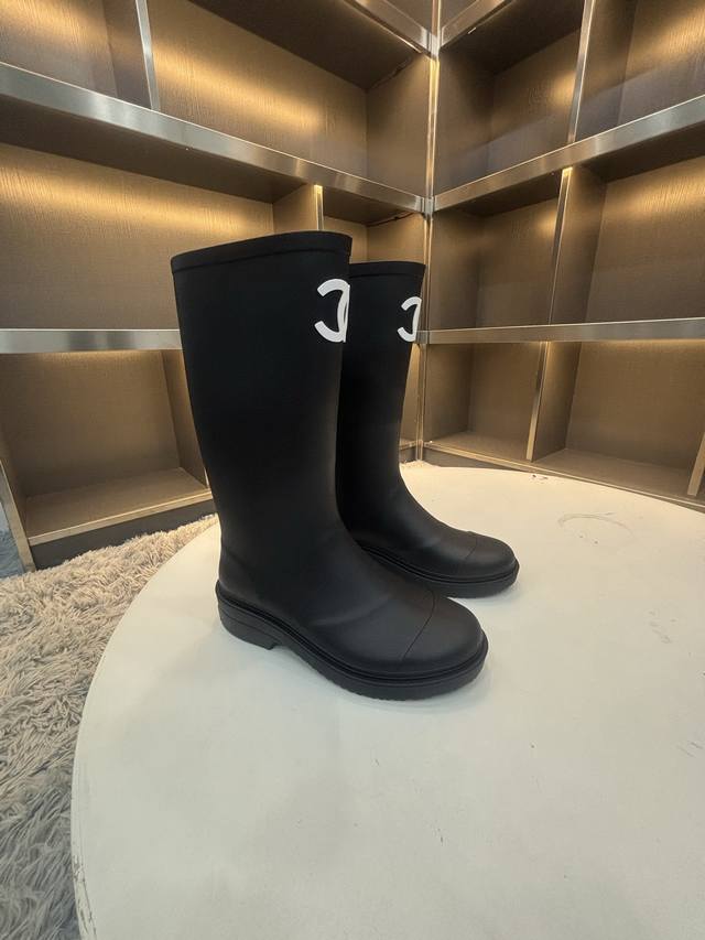 大爆款雨靴！一比一版本 入手一款本季颜值爆表雨靴，拥有了它无论O型腿X型腿还是小腿粗的都可以瞬间变笔直，很修饰腿型超级显腿长，全网最好穿的雨靴！ 专柜以7800