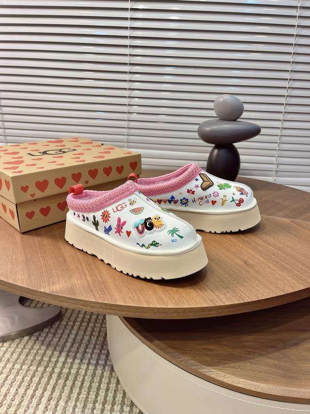 Ugg新品我先冲了！这双甜妹鞋直接戳爆少女心 谁能拒绝满是卡通贴布的厚底拖啊！ 软乎乎的粉毛绒领口裹Jio，踩上去像陷进棉花堆，满鞋的小贴纸 兔子 彩虹 西瓜