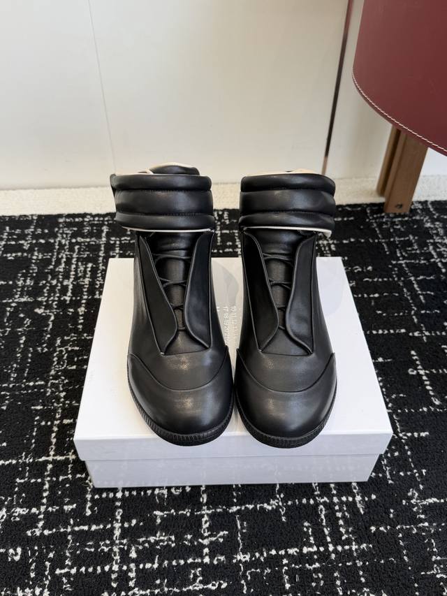 代购级 Maison Margiela 25秋冬 情侣款 高帮休闲鞋 德训鞋 各大博都主有荐推的 永不褪色的休闲鞋 绝对人手入必的德训鞋 完美大货，越看单简细越