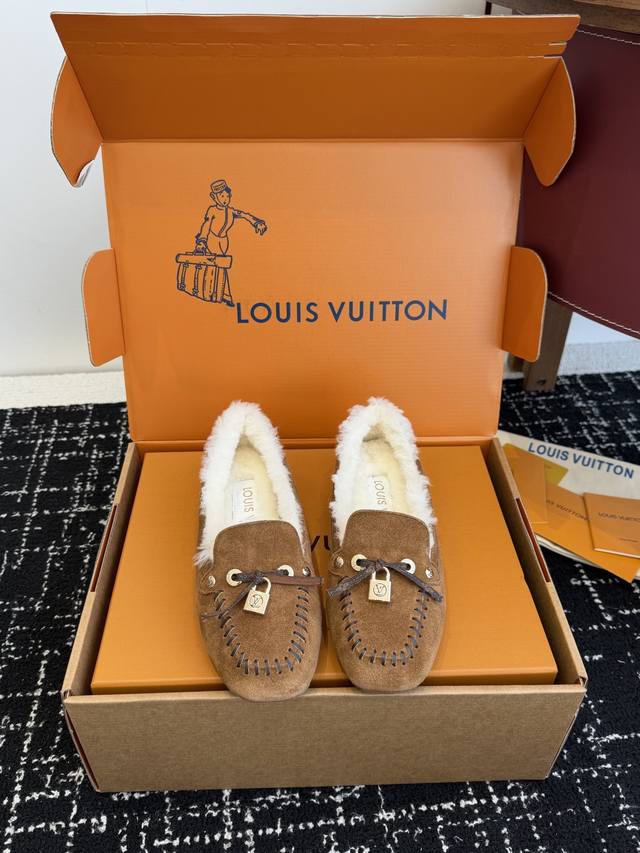 代购级 Louis Vuitton 25Ss 羊毛 平底乐福鞋 豆豆鞋，采用优质牛皮 轻盈舒适的莫卡辛结构搭配手缝鞋面 点缀Lv Cicle标识和铭纹鞋带端头。