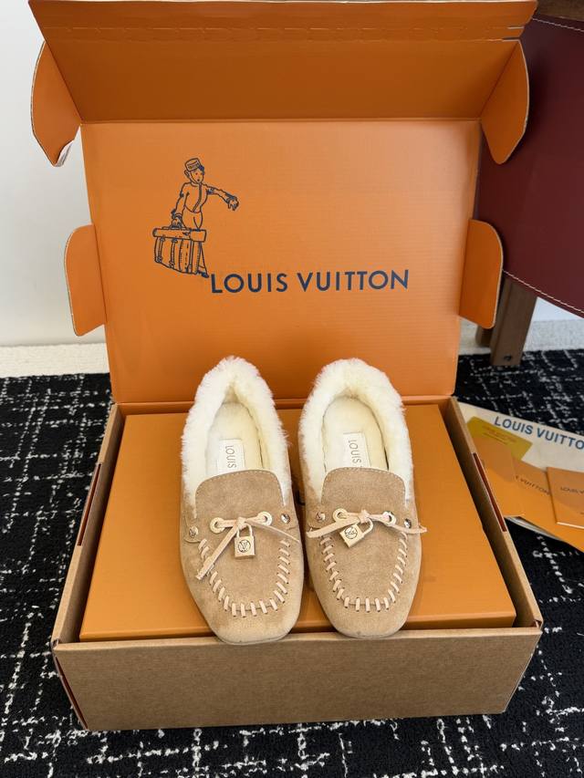 代购级 Louis Vuitton 25Ss 羊毛 平底乐福鞋 豆豆鞋，采用优质牛皮 轻盈舒适的莫卡辛结构搭配手缝鞋面 点缀Lv Cicle标识和铭纹鞋带端头。