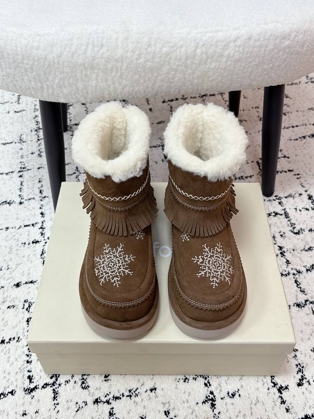顶级版本 Unfolio 潮牌 25 冬季 最新 主推款 短筒 雪地靴 流苏设计 几万针刺绣雪花 图案 内里羊毛 小众设计师25发布会新款 面料 : 高丝光牛反