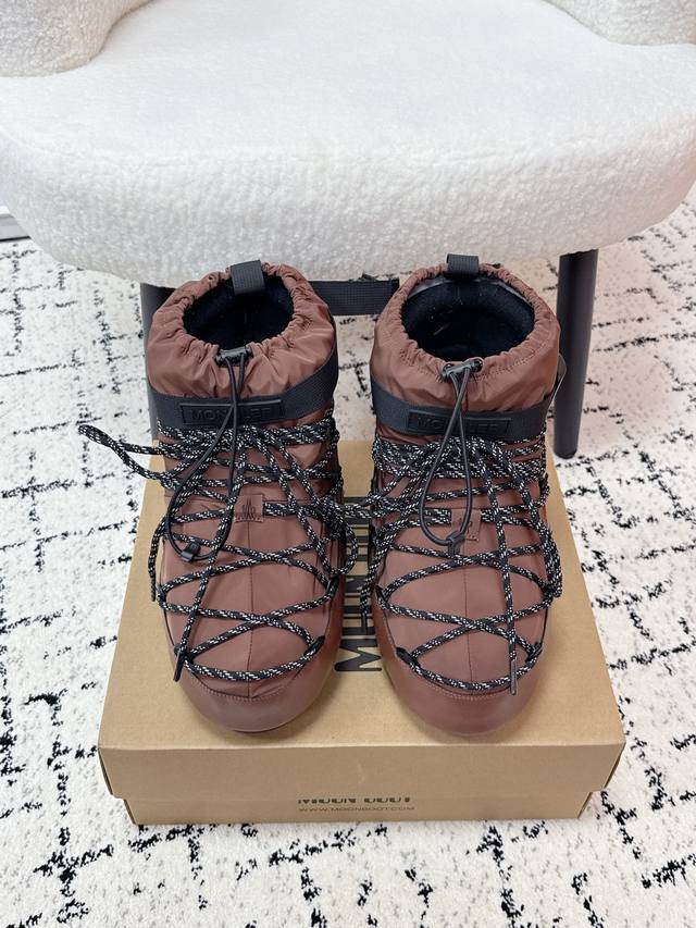 Moncler Grenoble X Moon Boot 25 最新 联名款 Icon 抽绳 雪地靴 一双不分左右脚的鞋！超有特点！软软糯糯像面包这款毛绒靴的特