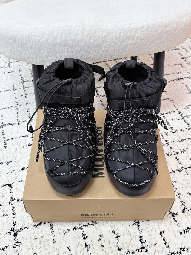 Moncler Grenoble X Moon Boot 25 最新 联名款 Icon 抽绳 雪地靴 一双不分左右脚的鞋！超有特点！软软糯糯像面包这款毛绒靴的特