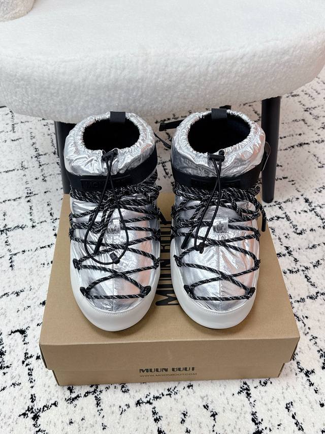 Moncler Grenoble X Moon Boot 25 最新 联名款 Icon 抽绳 雪地靴 一双不分左右脚的鞋！超有特点！软软糯糯像面包这款毛绒靴的特