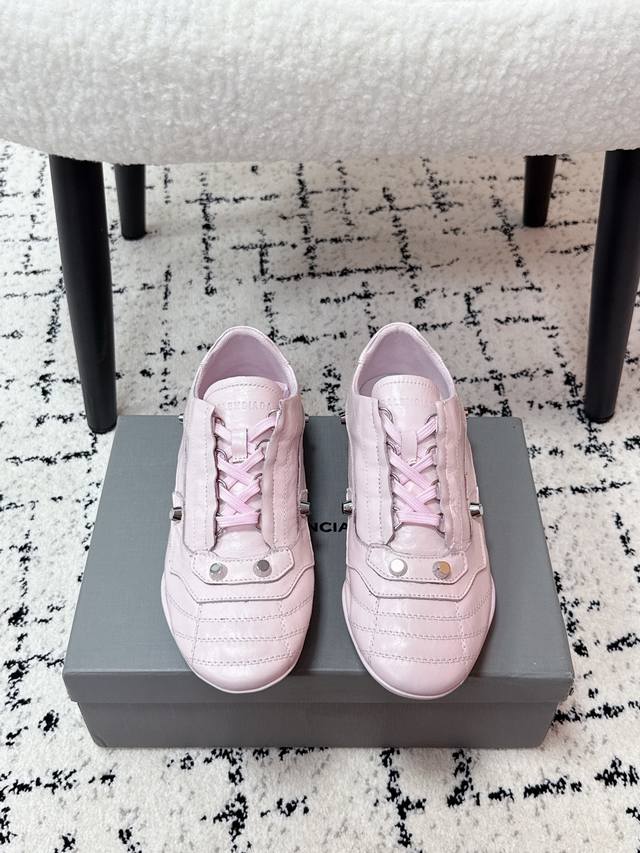 Balenciaga 巴黎世家 25 Ss 运动风 复古 德训 休闲鞋 以复古足球鞋为原型，融合巴黎世家标志性的“时装运动风”，尖头+低帮轮廓自带复古腔调，同时