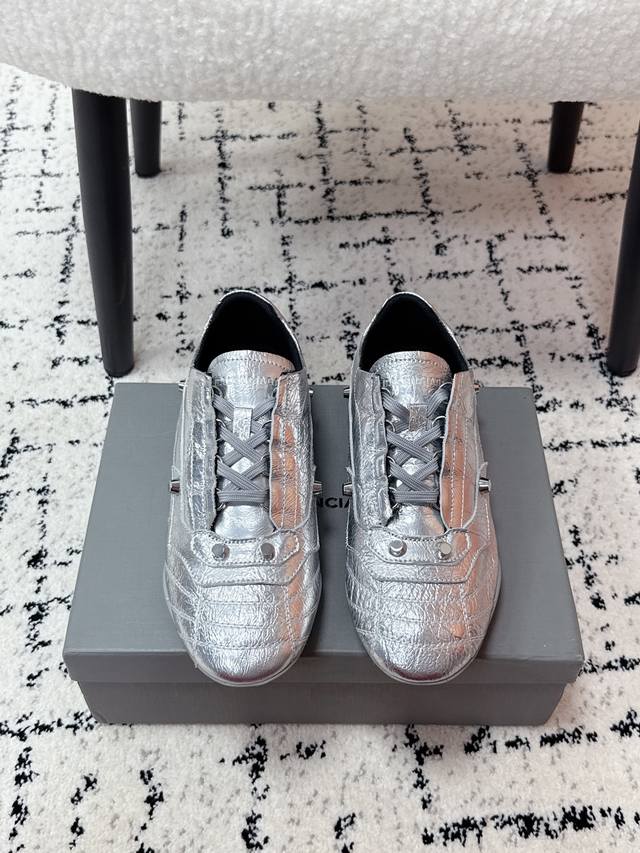 Balenciaga 巴黎世家 25 Ss 运动风 复古 德训 休闲鞋 以复古足球鞋为原型，融合巴黎世家标志性的“时装运动风”，尖头+低帮轮廓自带复古腔调，同时