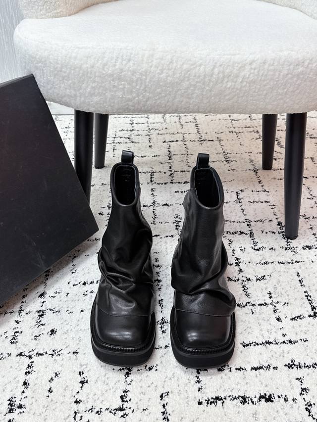 小众潮牌 The Attico 25 Fw秋冬新品时髦厚底 短筒 堆堆靴 一脚蹬 短靴 悠然呈现全新标志性鞋履系列 Robin 甄选皮革融合街头灵感，匠心工艺跃