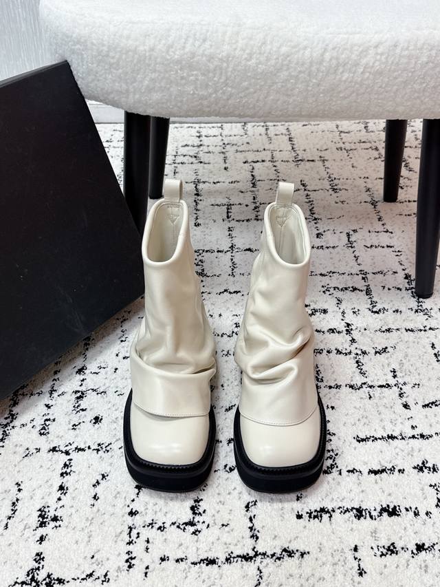 小众潮牌 The Attico 25 Fw秋冬新品时髦厚底 短筒 堆堆靴 一脚蹬 短靴 悠然呈现全新标志性鞋履系列 Robin 甄选皮革融合街头灵感，匠心工艺跃