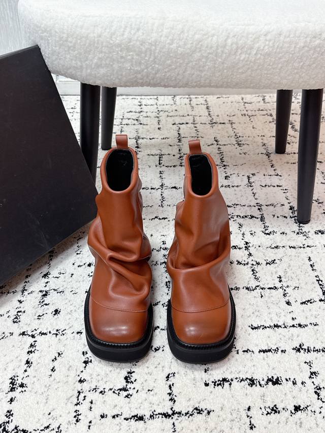 小众潮牌 The Attico 25 Fw秋冬新品时髦厚底 短筒 堆堆靴 一脚蹬 短靴 悠然呈现全新标志性鞋履系列 Robin 甄选皮革融合街头灵感，匠心工艺跃