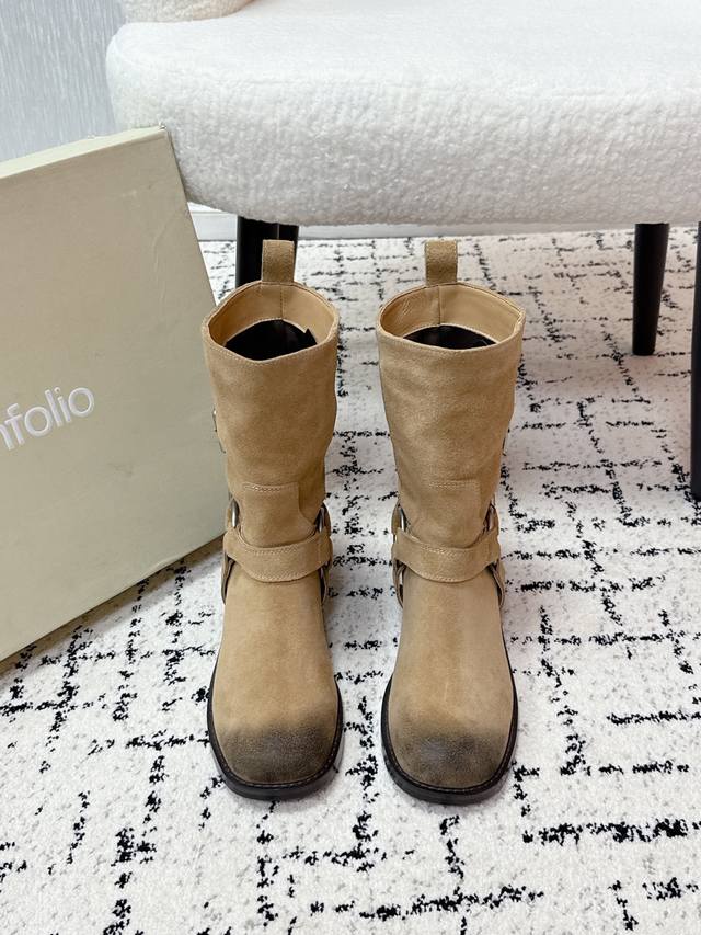 顶级版本 Unfolio 潮牌 25 秋冬复古新款 骑士 短靴 鞋身带有金属扣带设计，为整体造型增添了时尚感与设计感，同时也起到了装饰和固定靴筒的作用；不同颜色
