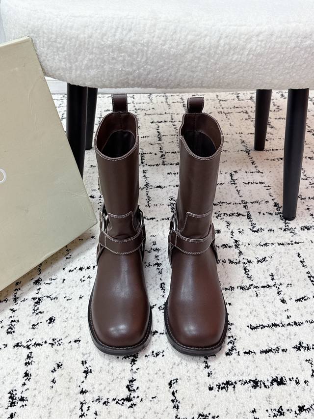 顶级版本 Unfolio 潮牌 25 秋冬复古新款 骑士 短靴 鞋身带有金属扣带设计，为整体造型增添了时尚感与设计感，同时也起到了装饰和固定靴筒的作用；不同颜色