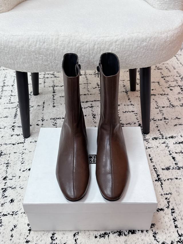 顶级版本 Toteme潮牌 25 秋冬新款 简易 圆头平底 侧拉链 短靴 这双黑色圆头骑士靴采用柔软皮革，表面光滑细腻，简约又时髦！靴筒高度适中，拉链设计超方便