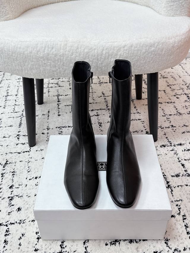 顶级版本 Toteme潮牌 25 秋冬新款 简易 圆头平底 侧拉链 短靴 这双黑色圆头骑士靴采用柔软皮革，表面光滑细腻，简约又时髦！靴筒高度适中，拉链设计超方便