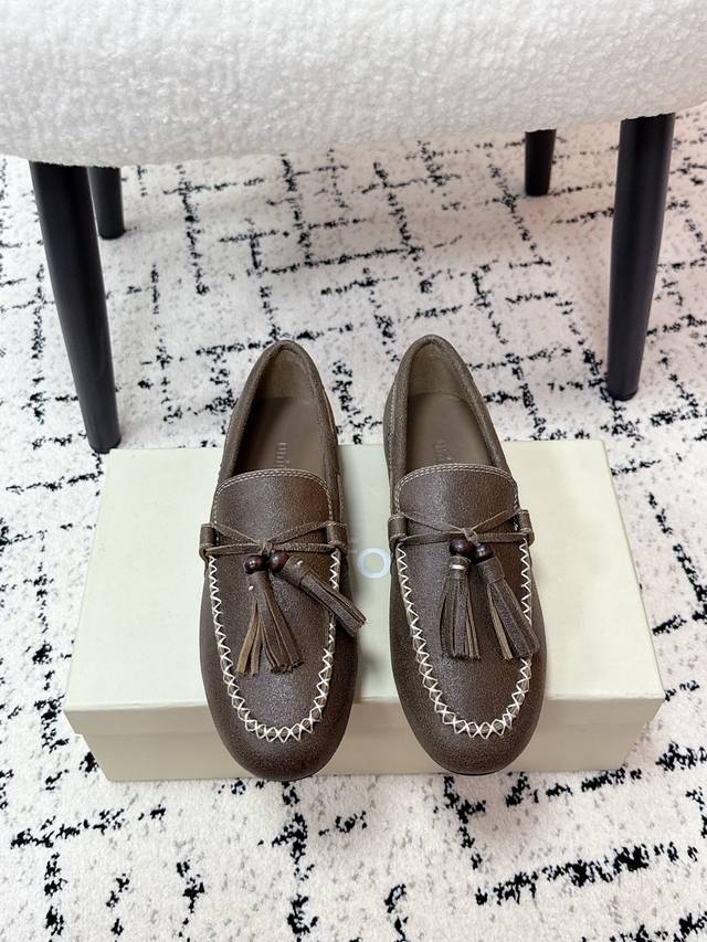 Unfolio 25 最新 复古简约流苏平底 乐福鞋 单鞋 麂皮材质，质感柔软且自带哑光高级感。设计有细节，鞋身带流苏、装饰珠和明线缝线，精致又有复古氛围。款式