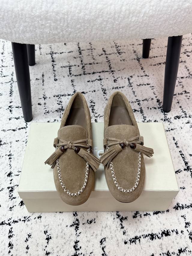 Unfolio 25 最新 复古简约流苏平底 乐福鞋 单鞋 麂皮材质，质感柔软且自带哑光高级感。设计有细节，鞋身带流苏、装饰珠和明线缝线，精致又有复古氛围。款式