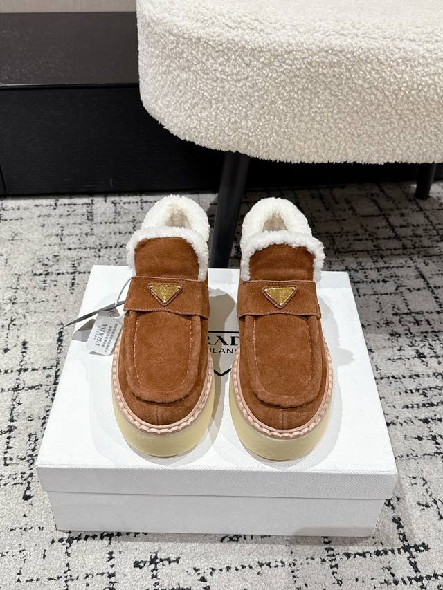 代购级 prada普拉达 25 最新 厚底休闲 羊毛 休闲鞋 这款运动鞋延续经久不衰的轮廓，是新款经典单品 采用麂皮 精心制作， 提升格调 款式轻盈，搭配三角扣