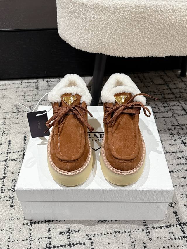 代购级 prada普拉达 25 最新 厚底休闲 羊毛 休闲鞋 这款运动鞋延续经久不衰的轮廓，是新款经典单品 采用麂皮 精心制作， 提升格调 款式轻盈，搭配三角扣