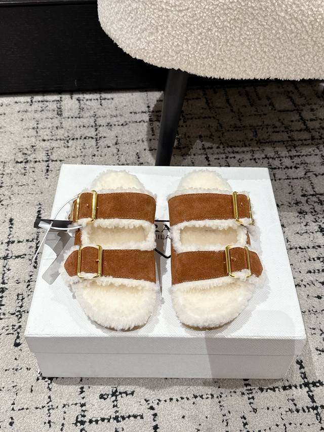 代购级 prada普拉达 25 经典三角标 双带 毛拖 这款运动鞋延续经久不衰的轮廓，是新款经典单品 采用麂皮 精心制作， 提升格调 款式轻盈，搭配三角扣标志四