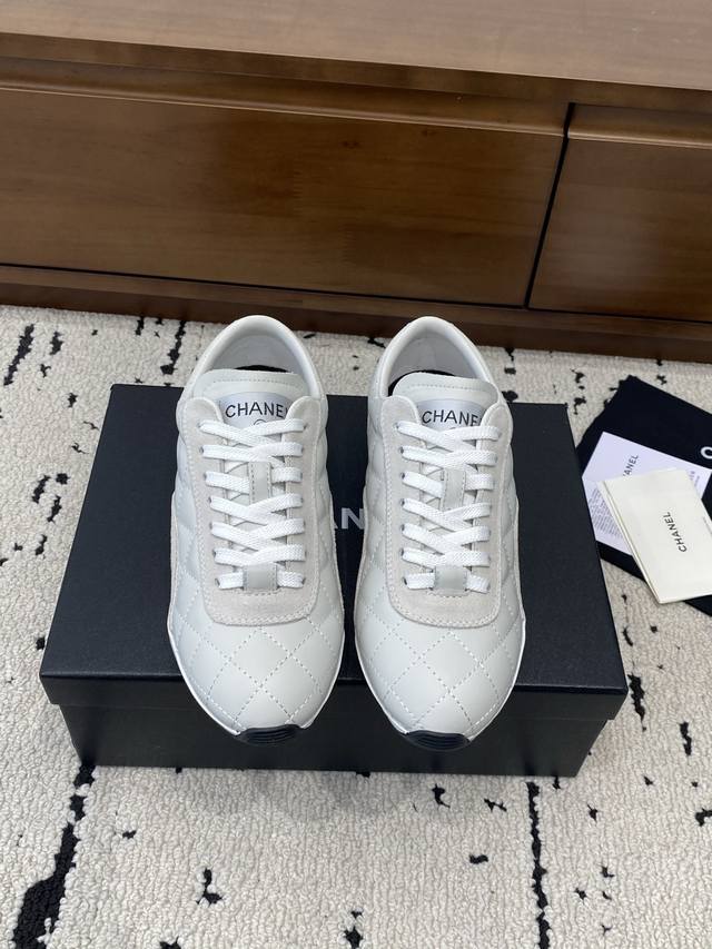 高版本 2025小香 本季秋冬季必备单品！！ 香奈儿秋冬重工爆款 小红书力推款，怎么搭配都好看，时髦精必备，香奈儿女士钟爱简约又难以抗拒系搭配展现与众不同的穿搭