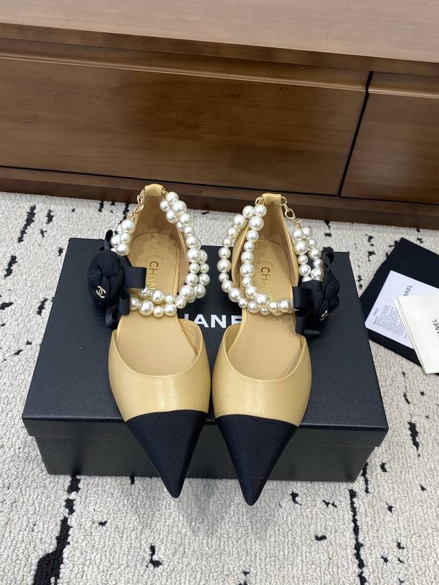 Chanel2025秋冬新款，玛丽珍皮面 香奈儿小香C家 平底经典双珍珠单鞋 舒适芭蕾舞鞋 走秀高级成衣定制，简约又不失甜美俏皮 纯色面料清爽易搭 搭扣设计鞋子