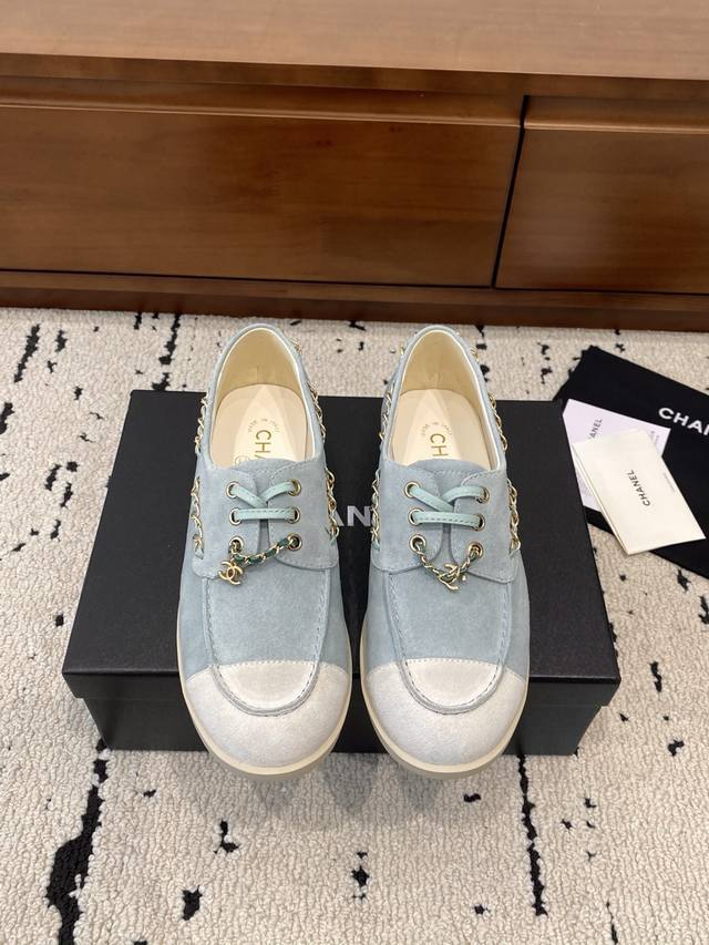 高版本 小香家单鞋Chane*｜，大爆款！小香2025官网香奈儿冬季单鞋系列新品乐福加链条，满满的复古风 秀气的鞋型 看着就很讨喜，小圆头 衬托脚也变得瘦瘦的，