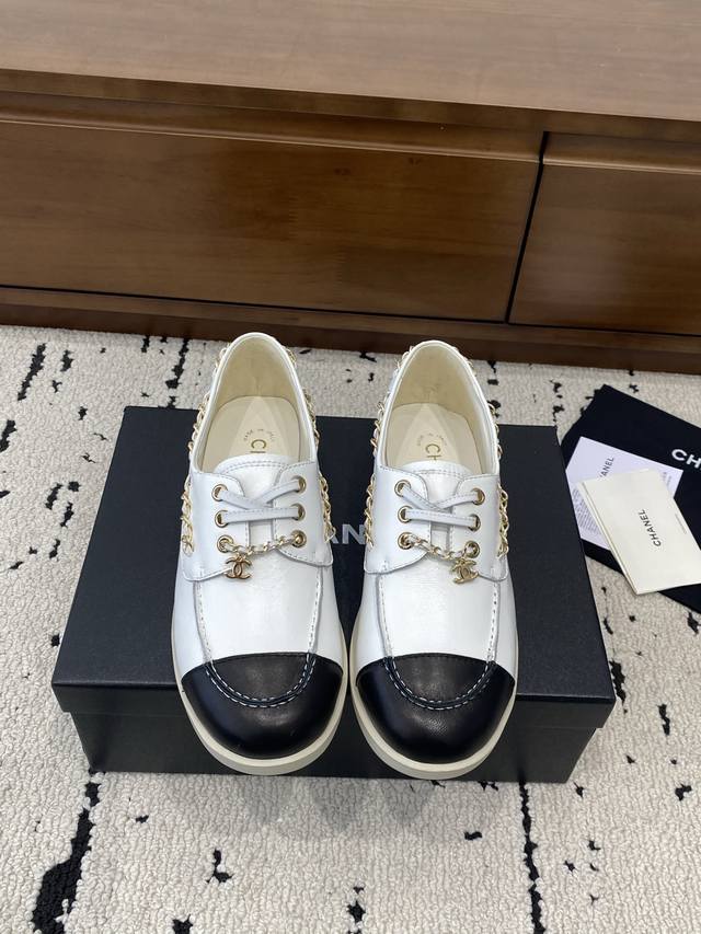 高版本 小香家单鞋Chane*｜，大爆款！小香2025官网香奈儿冬季单鞋系列新品乐福加链条，满满的复古风 秀气的鞋型 看着就很讨喜，小圆头 衬托脚也变得瘦瘦的，