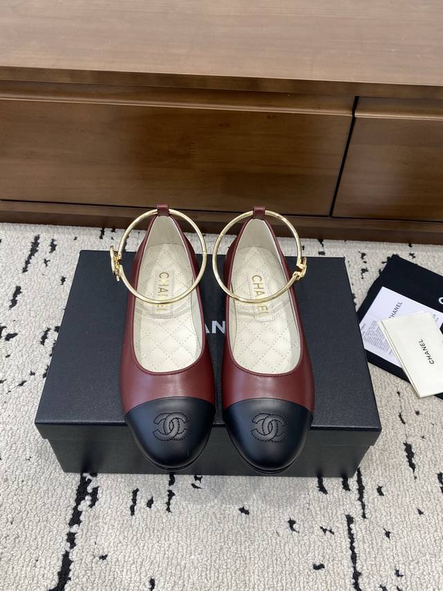 Chane*｜小香25C冬季新品 双C拼色玛丽珍鞋 对它一见钟情 不夸张哦～ 这大概就是小香的魅力 总是很懂女生 虽然看上去很冷但配上黑丝袜特有感觉 是今年的最