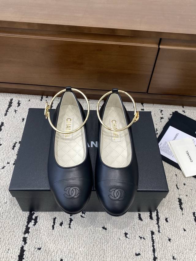 Chane*｜小香25C冬季新品 双C拼色玛丽珍鞋 对它一见钟情 不夸张哦～ 这大概就是小香的魅力 总是很懂女生 虽然看上去很冷但配上黑丝袜特有感觉 是今年的最