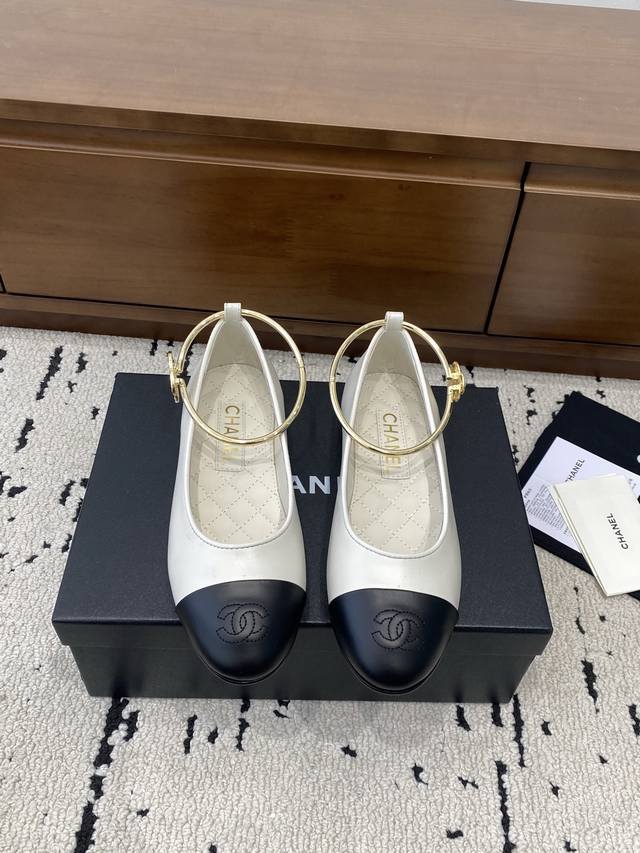 Chane*｜小香25C冬季新品 双C拼色玛丽珍鞋 对它一见钟情 不夸张哦～ 这大概就是小香的魅力 总是很懂女生 虽然看上去很冷但配上黑丝袜特有感觉 是今年的最