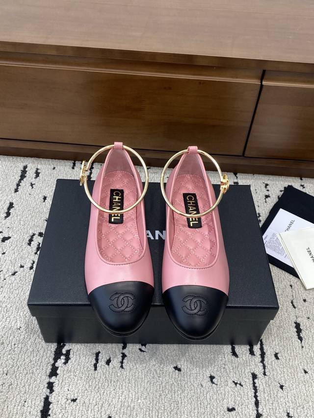 Chane*｜小香25C冬季新品 双C拼色玛丽珍鞋 对它一见钟情 不夸张哦～ 这大概就是小香的魅力 总是很懂女生 虽然看上去很冷但配上黑丝袜特有感觉 是今年的最