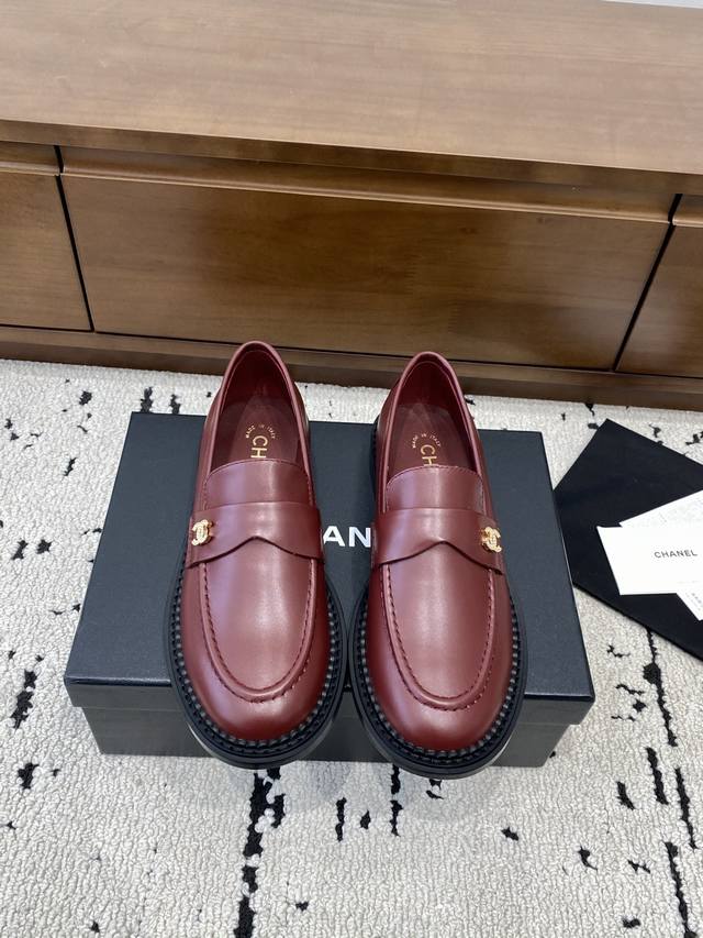 Chanel 25Ss 小香 新款 小香乐福鞋 单鞋秋冬 香家必备爆款 女神系列，拥有香家特色优雅名媛气质，超级耐看，让人无法抗拒，心动Ing 鞋面：进口小牛皮