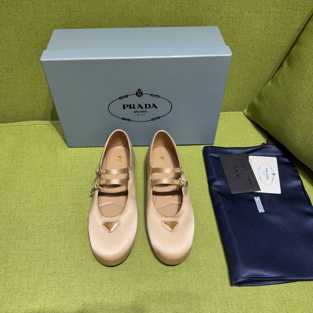 新色 prada普拉达 25Ss秋冬新款 小红书各大博主推荐，1-1开发 彰显经典魅力。 原版Tpu大底，进口混种羊内里。 芭蕾平底鞋采用优雅的锥形轮廓搭配系带