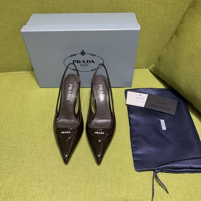 新色prada 普拉达2025Ss秋冬新品 Saffiano漆皮吊带高跟鞋 闪亮登场 小红书各大博主推荐，1-1开发 这款精致的皮革凉鞋兼具时尚优雅格调和极简风