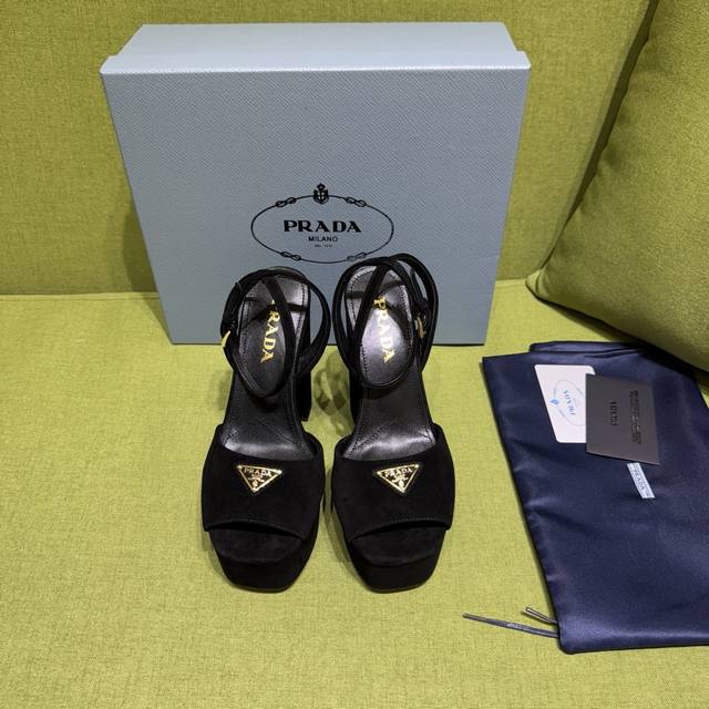 新色prada 普拉达2025Ss秋季新品 Saffiano高跟厚底绒面皮凉鞋，秉承现代设计理念，绽现精致魅力。 织物的新雅色彩平添明艳格调。标志性三角形徽标彰