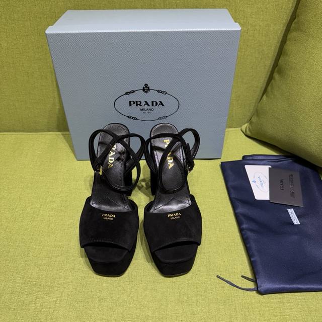 新色prada 普拉达2025Ss秋季新品 Saffiano高跟厚底绒面皮凉鞋，秉承现代设计理念，绽现精致魅力。 织物的新雅色彩平添明艳格调。标志性三角形徽标彰