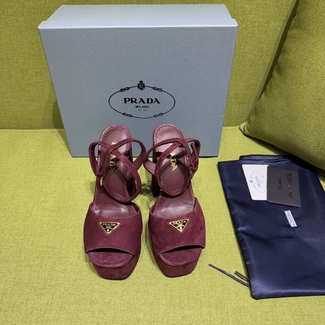 新色prada 普拉达2025Ss秋季新品 Saffiano高跟厚底绒面皮凉鞋，秉承现代设计理念，绽现精致魅力。 织物的新雅色彩平添明艳格调。标志性三角形徽标彰