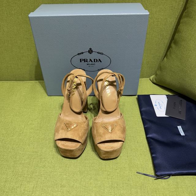 新色prada 普拉达2025Ss秋季新品 Saffiano高跟厚底绒面皮凉鞋，秉承现代设计理念，绽现精致魅力。 织物的新雅色彩平添明艳格调。标志性三角形徽标彰