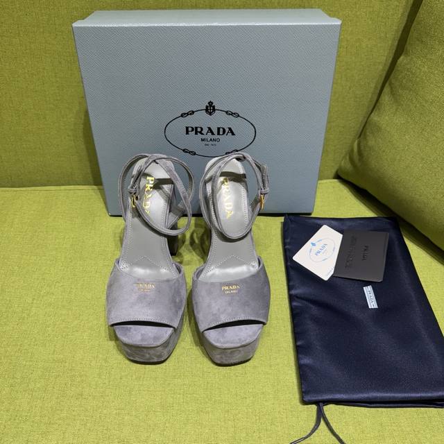 新色prada 普拉达2025Ss秋季新品 Saffiano高跟厚底绒面皮凉鞋，秉承现代设计理念，绽现精致魅力。 织物的新雅色彩平添明艳格调。标志性三角形徽标彰