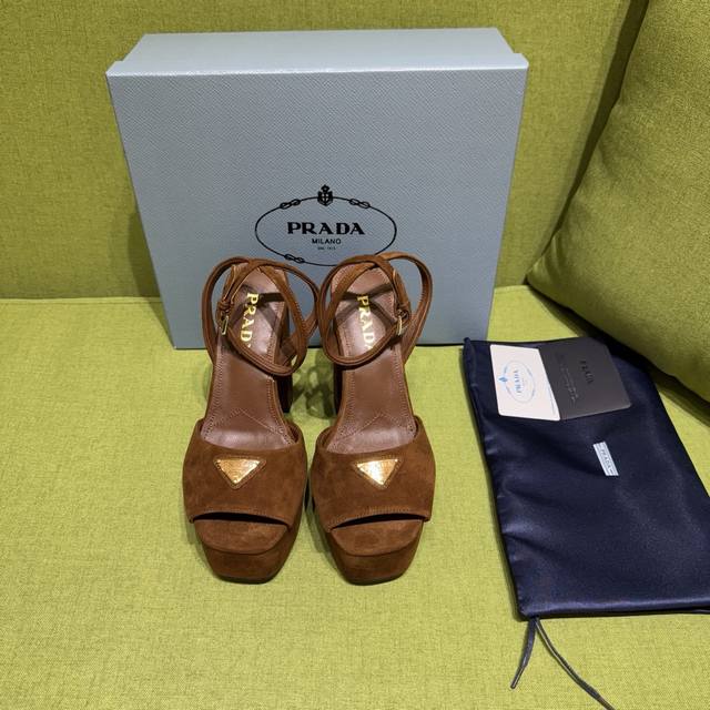 新色prada 普拉达2025Ss秋季新品 Saffiano高跟厚底绒面皮凉鞋，秉承现代设计理念，绽现精致魅力。 织物的新雅色彩平添明艳格调。标志性三角形徽标彰