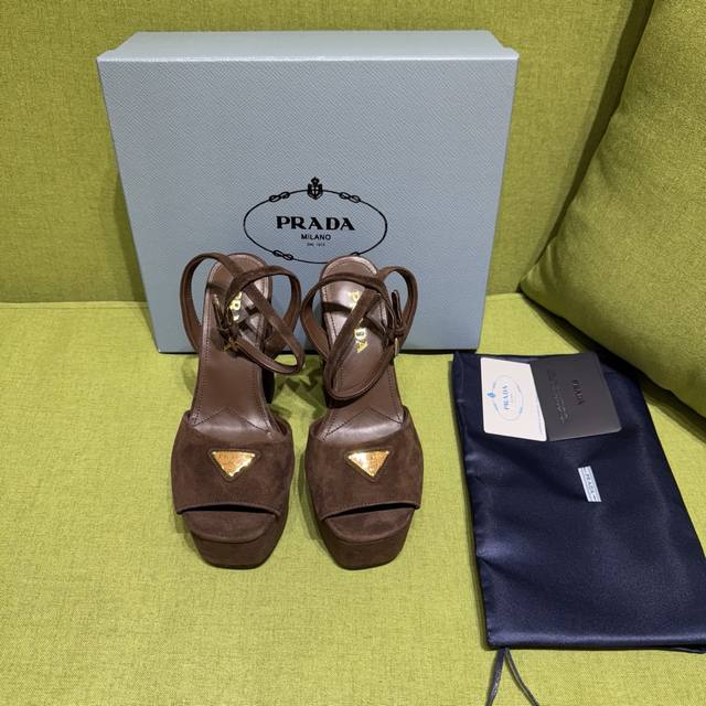 新色prada 普拉达2025Ss秋季新品 Saffiano高跟厚底绒面皮凉鞋，秉承现代设计理念，绽现精致魅力。 织物的新雅色彩平添明艳格调。标志性三角形徽标彰