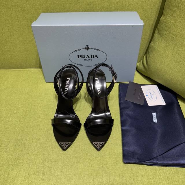 prada 普拉达2025Ss秋季新品 小红书各大博主推荐，此款金属皮革凉鞋以现代风格展现高雅、女性化的优雅。标志性徽标三角形的造型启发了鞋跟的几何线条，而踝带