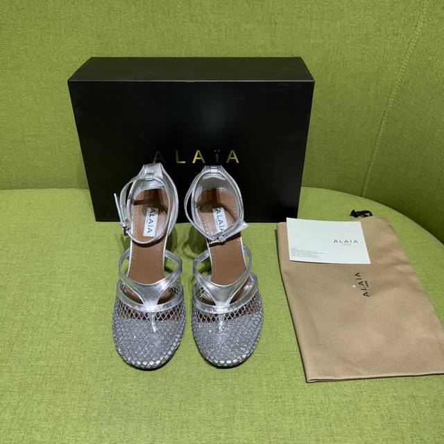 Alaia 阿莱亚 2025Ss 春夏新款 人字拖凉鞋 渔网交织皮革，融入人字拖设计。漆皮细节映衬渔网鞋面，于步履间释放摩登张力。 面料：漆皮 内里垫脚：羊皮