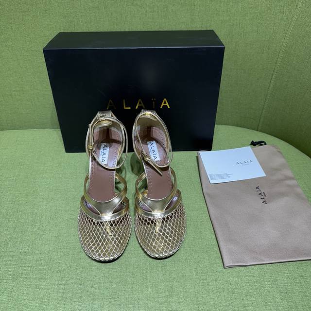 Alaia 阿莱亚 2025Ss 春夏新款 人字拖凉鞋 渔网交织皮革，融入人字拖设计。漆皮细节映衬渔网鞋面，于步履间释放摩登张力。 面料：漆皮 内里垫脚：羊皮