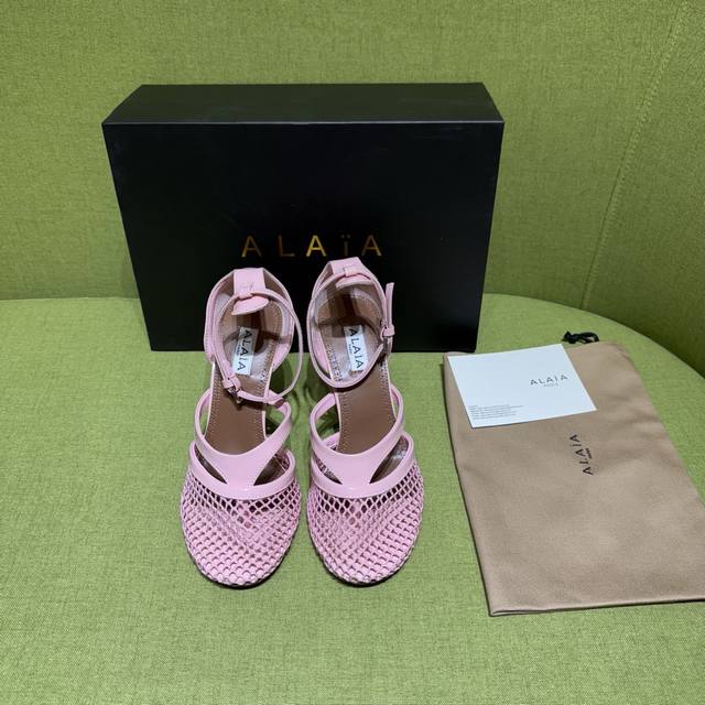 Alaia 阿莱亚 2025Ss 春夏新款 人字拖凉鞋 渔网交织皮革，融入人字拖设计。漆皮细节映衬渔网鞋面，于步履间释放摩登张力。 面料：漆皮 内里垫脚：羊皮
