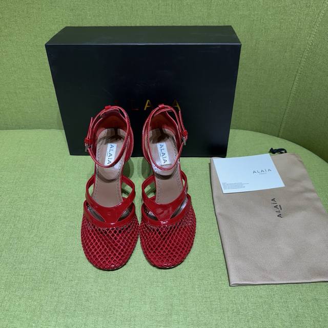 Alaia 阿莱亚 2025Ss 春夏新款 人字拖凉鞋 渔网交织皮革，融入人字拖设计。漆皮细节映衬渔网鞋面，于步履间释放摩登张力。 面料：漆皮 内里垫脚：羊皮