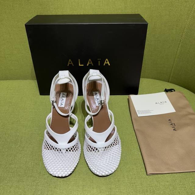 Alaia 阿莱亚 2025Ss 春夏新款 人字拖凉鞋 渔网交织皮革，融入人字拖设计。漆皮细节映衬渔网鞋面，于步履间释放摩登张力。 面料：漆皮 内里垫脚：羊皮